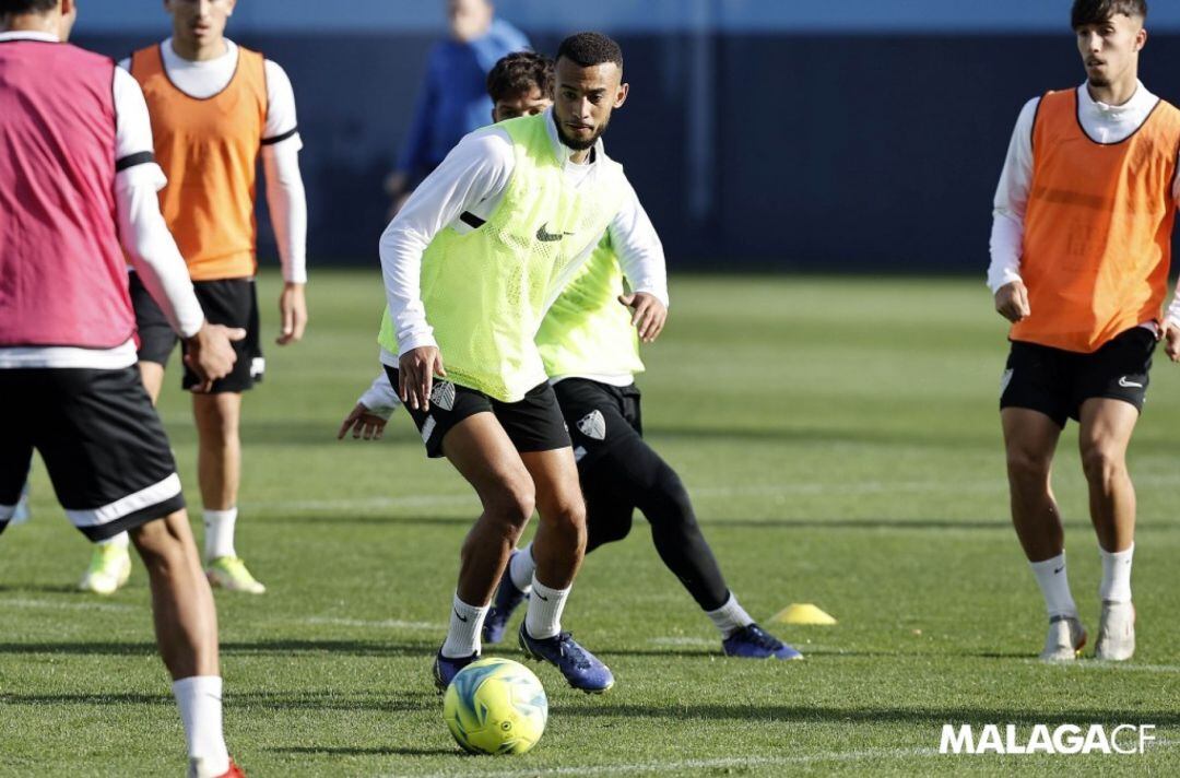 Hicham, durante un entrenamiento del Málaga antes de lesionarse