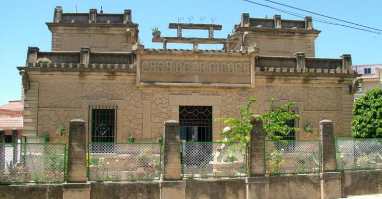 Antigua fachada de la Casa de la Piedra de la localidad de Porcuna. 