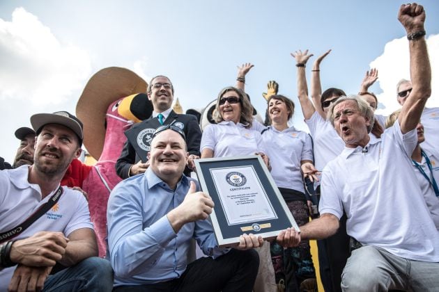 Los artistas celebrando el récord.