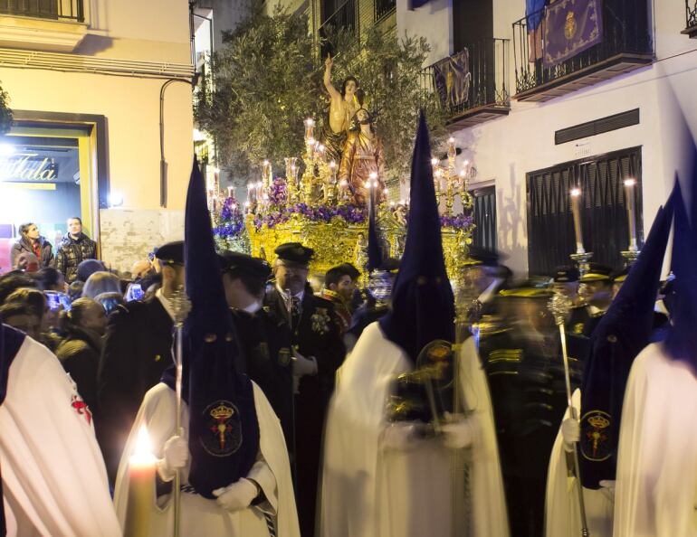 La Hermandad del Huerto durante su estación de penitencia el Lunes Santo