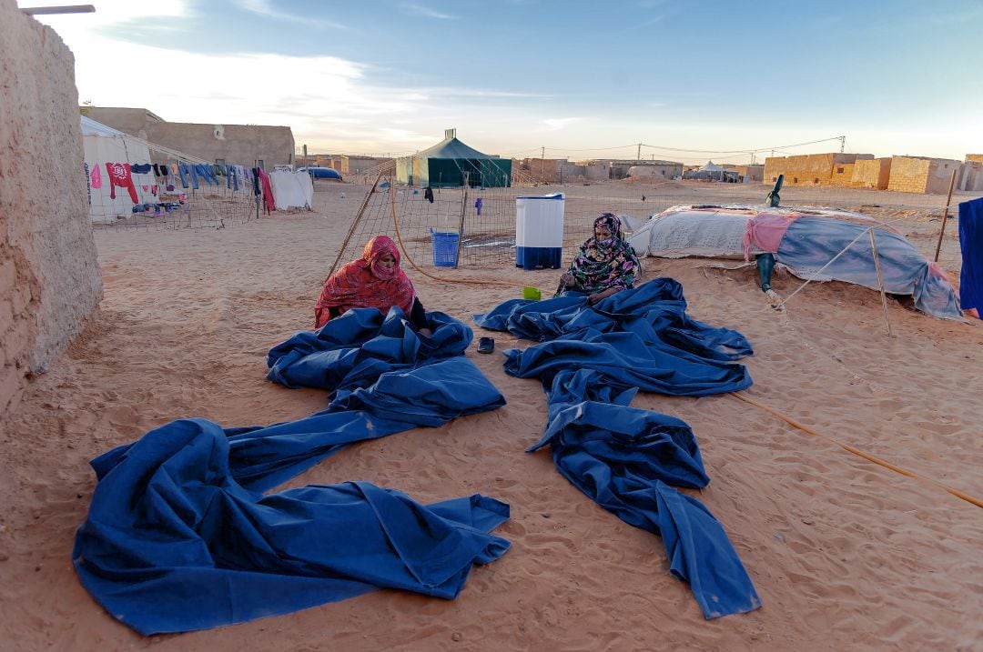 Mujeres saharauis trabajan en el campo de refugiados de Asuerd (Tinduf). 