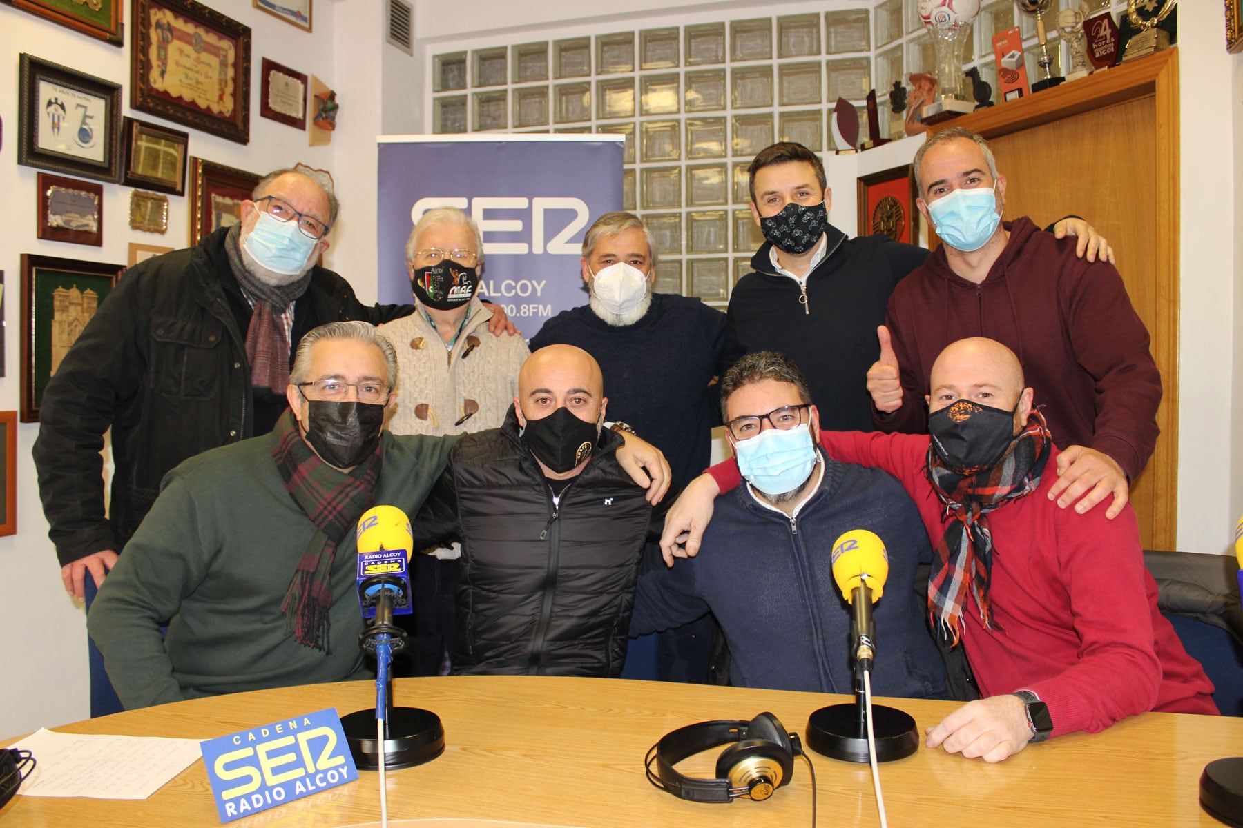 Los representantes de las filaes del Mig y de los alféreces junto a Paco Aznar