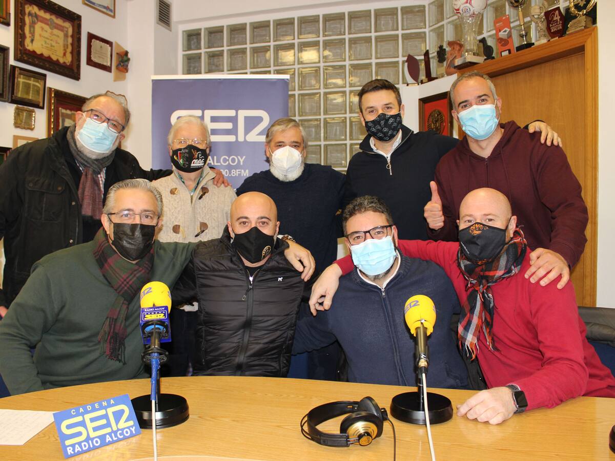 Los componentes de las escuadras especiales del Mig y del alférez moro y cristiano, protagonistas de Amagatalls de la Festa