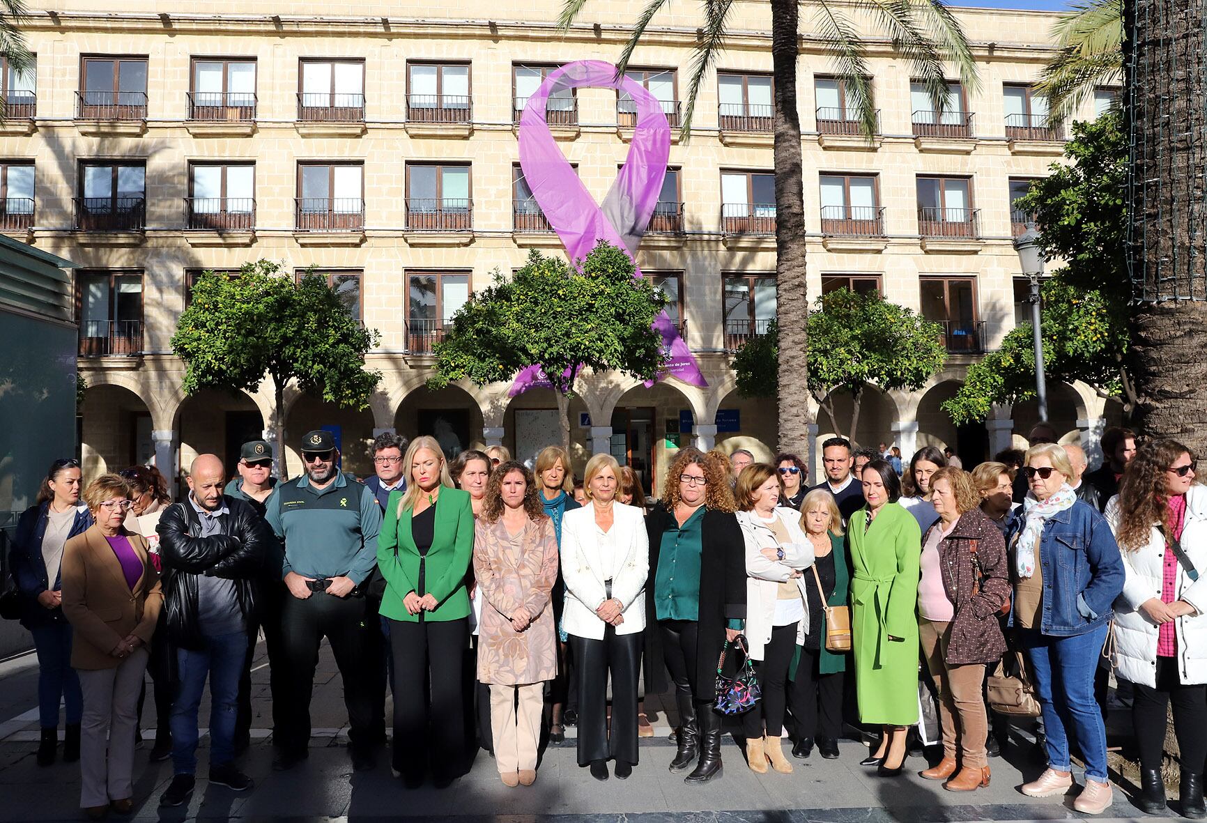 Colocación lazo morado en la Plaza del Arenal