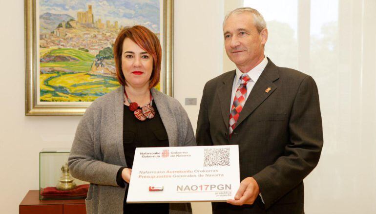 La Presidenta del Parlamento, Ainhoa Aznárez Igarza y el Consejero, Mikel Aranburu Urtsaun 