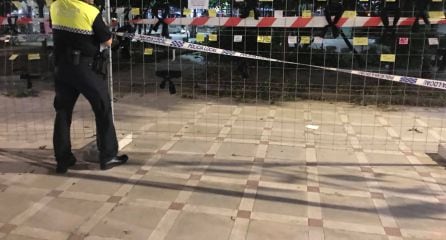 Policía acordonando la zona de obras de la plaza del Deán Mazas.