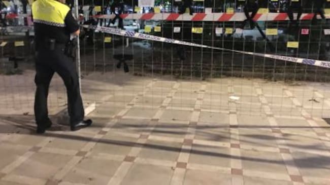 Policía acordonando la zona de obras de la plaza del Deán Mazas.