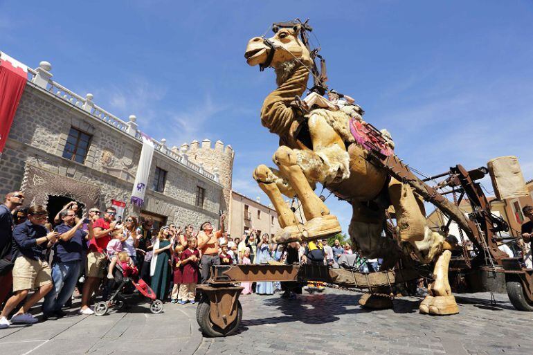 Marioneta del camello gigante en las jornadas medievales de 2017