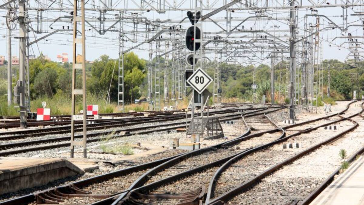 Dues persones ferides per un Euromed al seu pas per l'estació de Cambrils