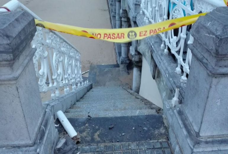 El temporal se llevó cinco tramos de la barandilla de La Concha