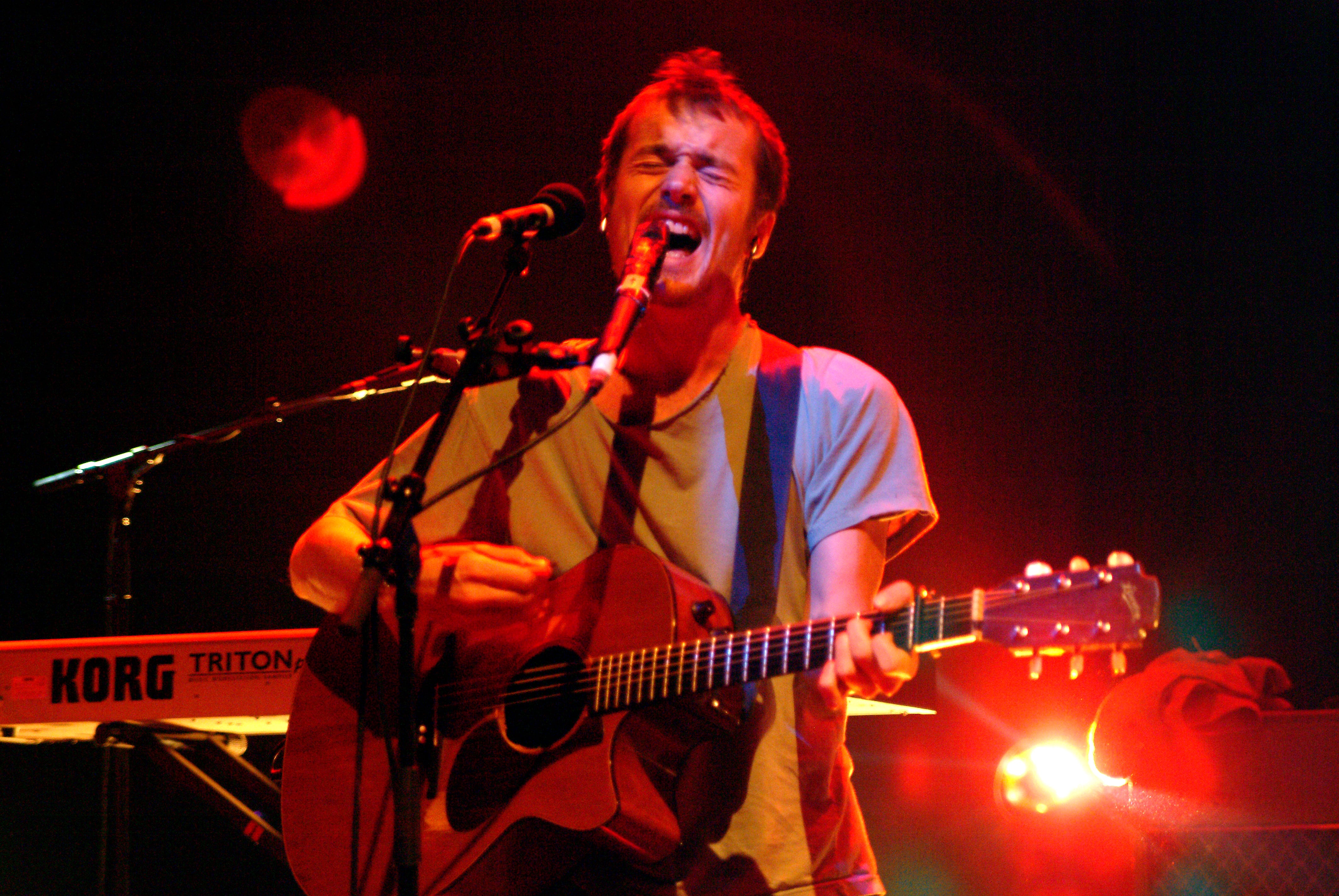 Damien Rice durante una actuación en Inglaterra en el año 2003