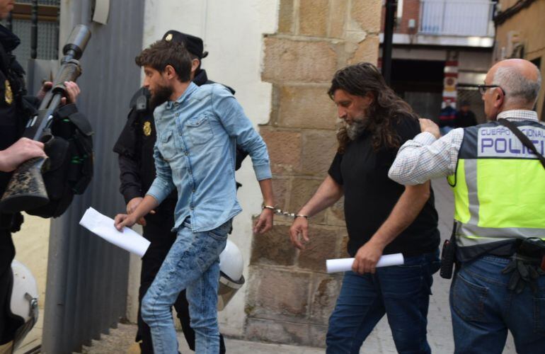 Dos de los detenidos por el altercado en Linares entran en el juzgado.