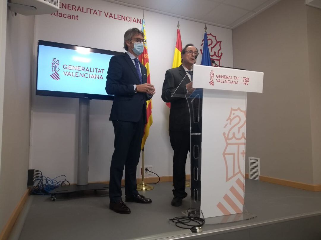 Los consejeros de Hacienda de Murcia, Luis Alberto Marín (i) y de la Comunitat Valenciana, Vicent Soler (d), en la reunión que han mantenido hoy en la sede del Consell en Alicante.