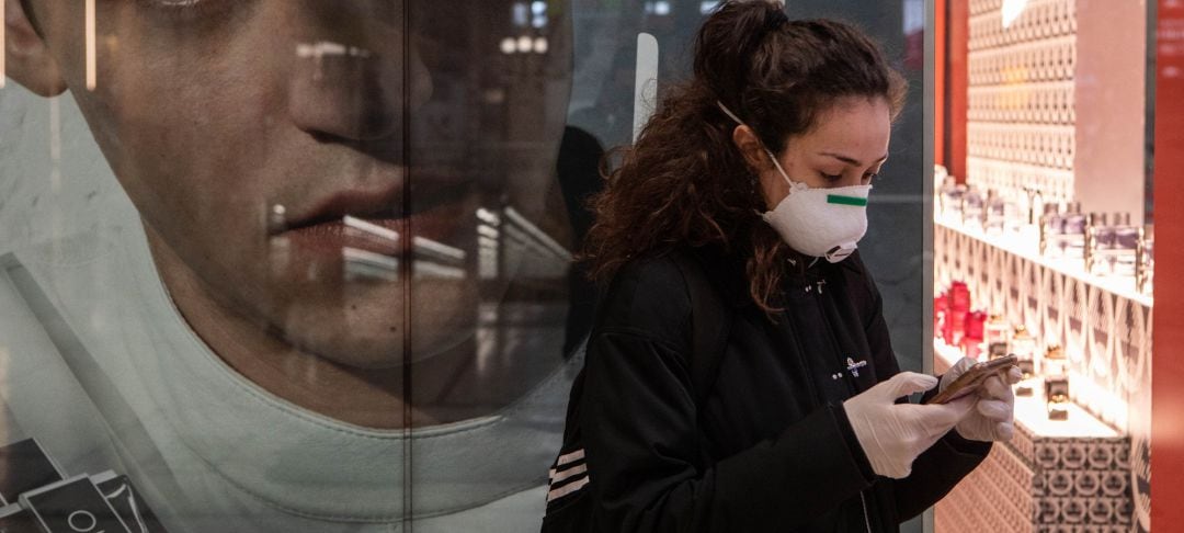 Una mujer, con mascarilla ante el riesgo de contagio por el coronavirus
