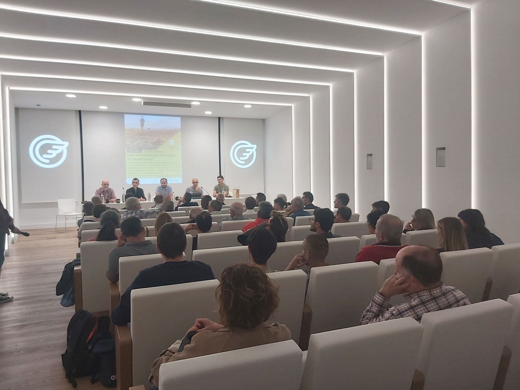 L'auditori de Fundació Mutua Levante es va omplir per assistir a aquesta taula redona
