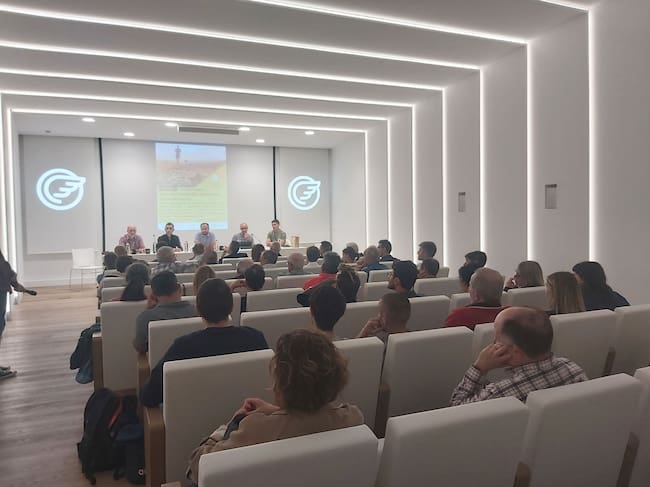 L'auditori de Fundació Mutua Levante es va omplir per assistir a aquesta taula redona