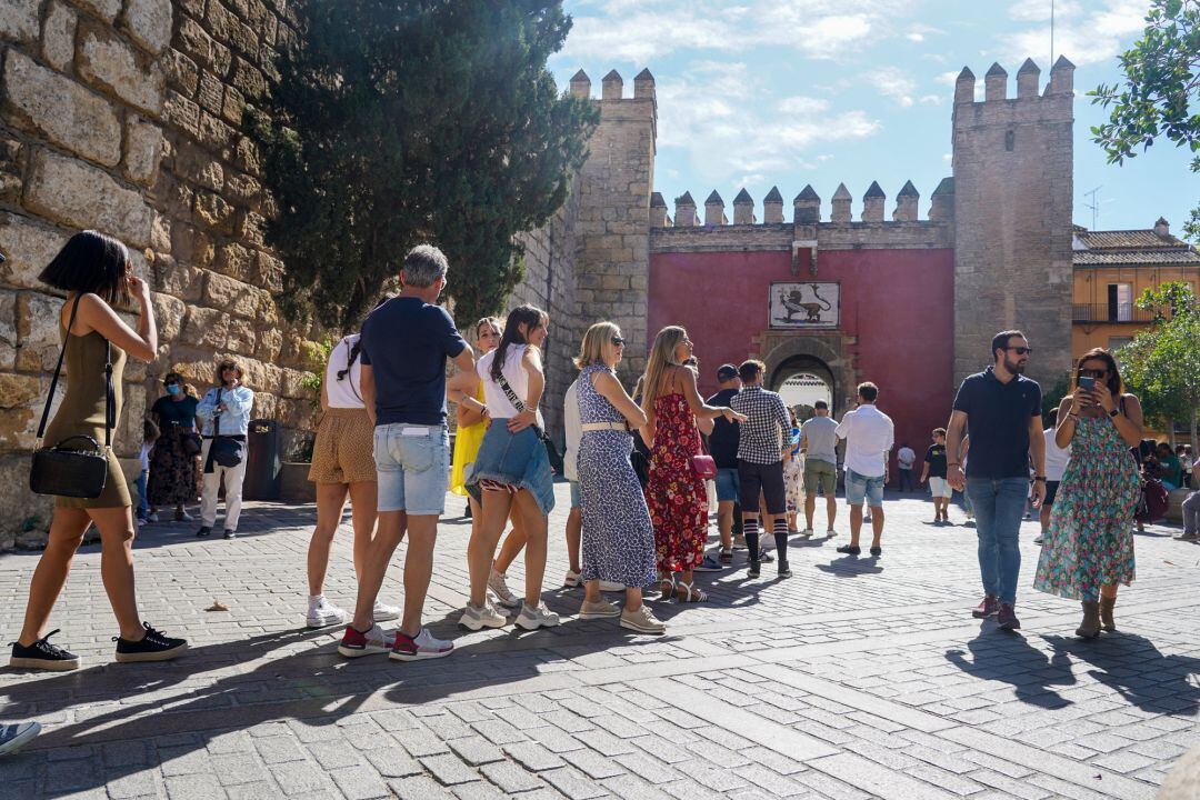 Colas de turistas en las puertas del Alcázar de Sevilla, donde se ha colgado el cartel de no hay billete durante el puente por primera vez en mucho tiempo a 11 de octubre del 2021 en Sevilla (Andalucía).