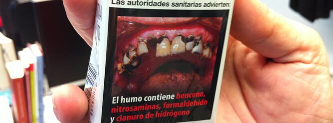 Cajetilla de tabaco con una de las imágenes que alerta de las consecuencias de fumar