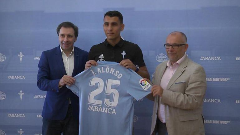 Junior Alonso, nuevo jugador del Celta de Vigo, posa con el dorsal número 25 con el que jugará en el equipo vigués. Lo acompañan Felipe Miralles, Director Deportivo del Club, y Primitivo Ferro, Consejero del Celta de Vigo.
