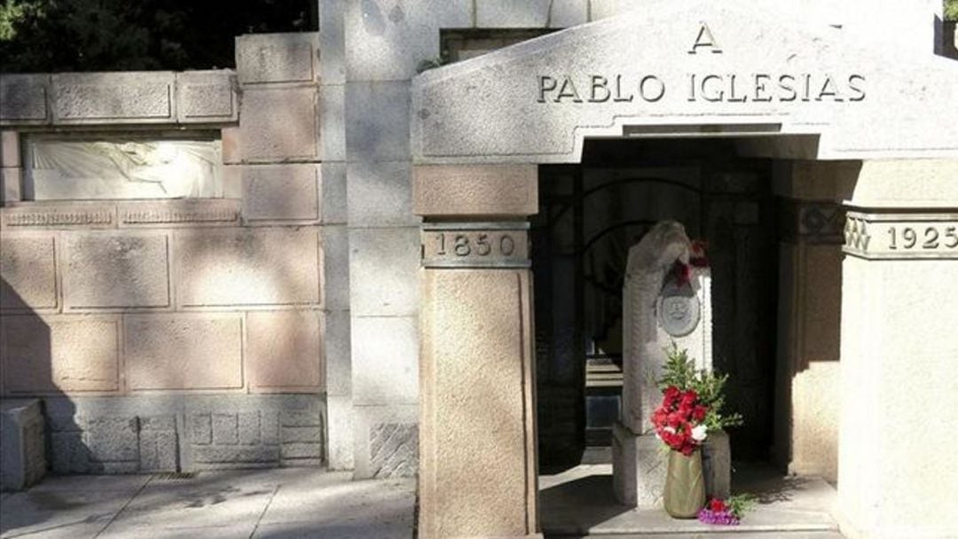 Tumba del fundador socialista Pablo Iglesias en el cementerio de la Almudena en Madrid.