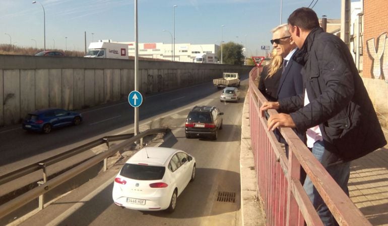 Juan Rubio, diputado regional de Ciudadanos recorre algunos de los puntos negros de la M 506 en Fuenlabrada.