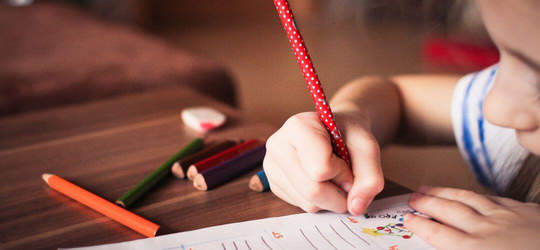 Niña escribiendo