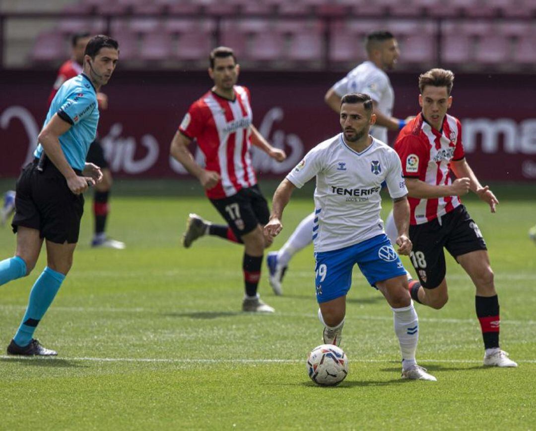 Nono, con el balón durante el partido disputado en Las Gaunas.