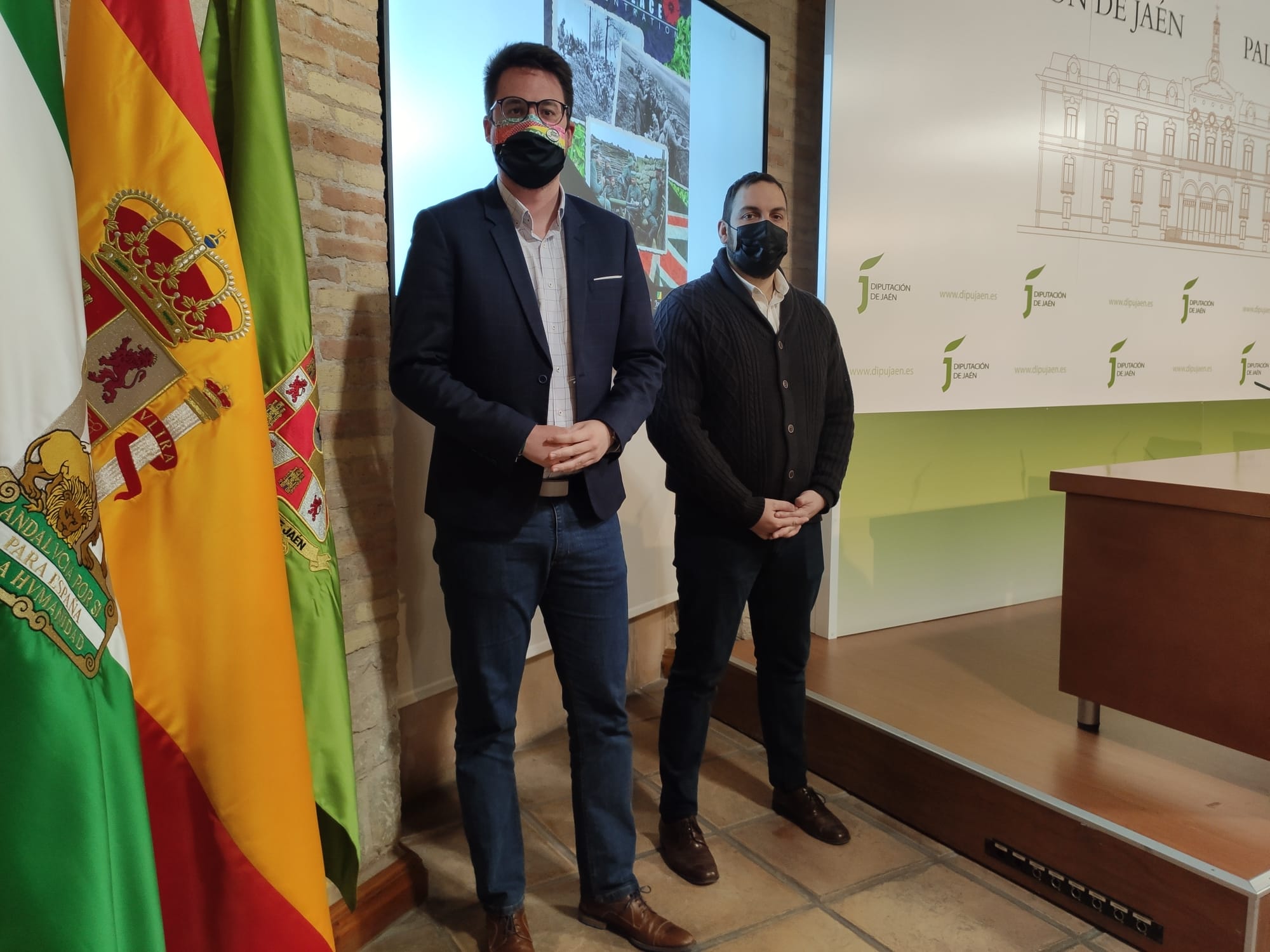 El diputado jiennense, Francisco Javier Lozano, y el organizador de War and Peace, Pablo Lozano, posan ante la cámara