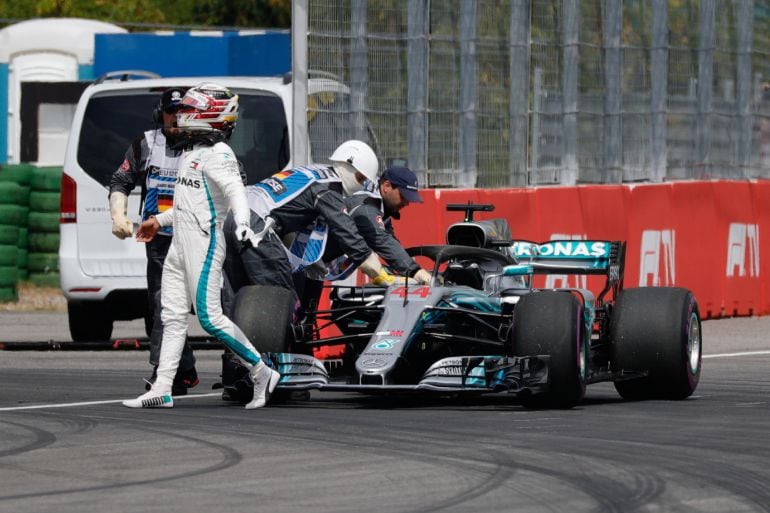 Hamilton abandona la pista tras el fallo mecánico