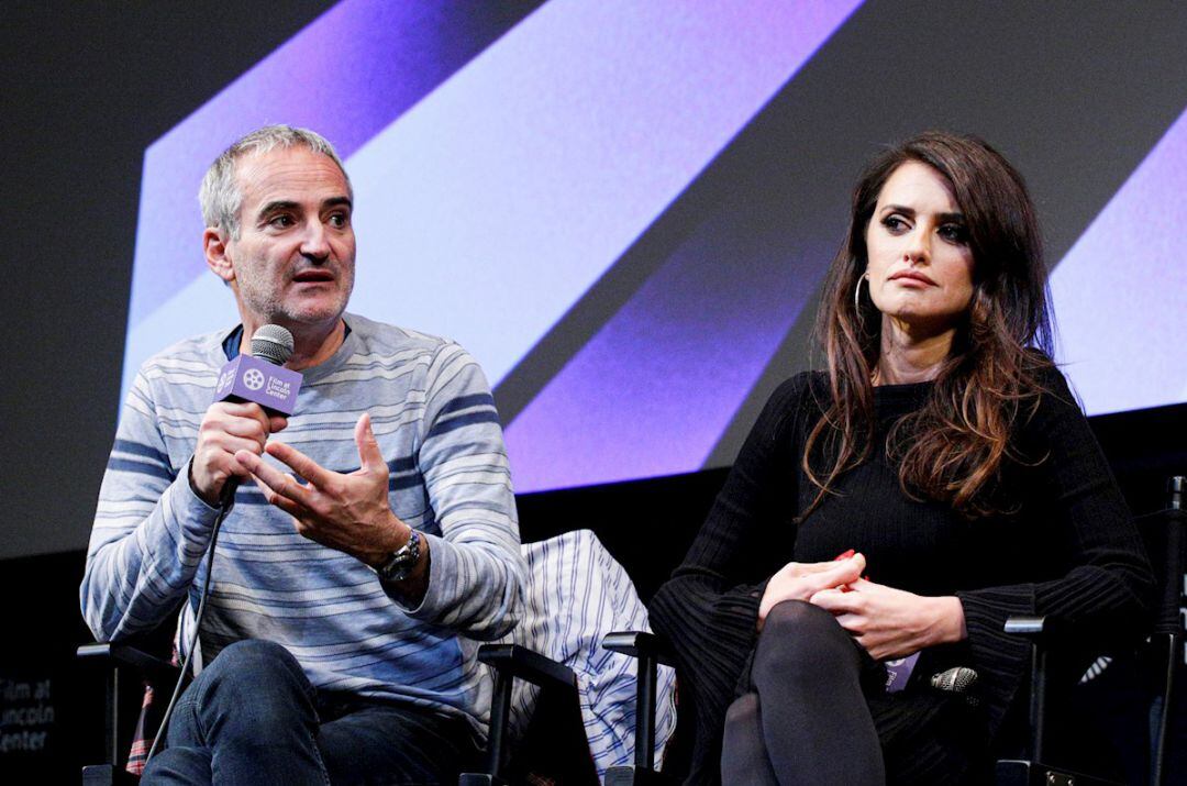 Olivier Assayas junto a Penélope Cruz presentando &#039;La red avispa&#039;