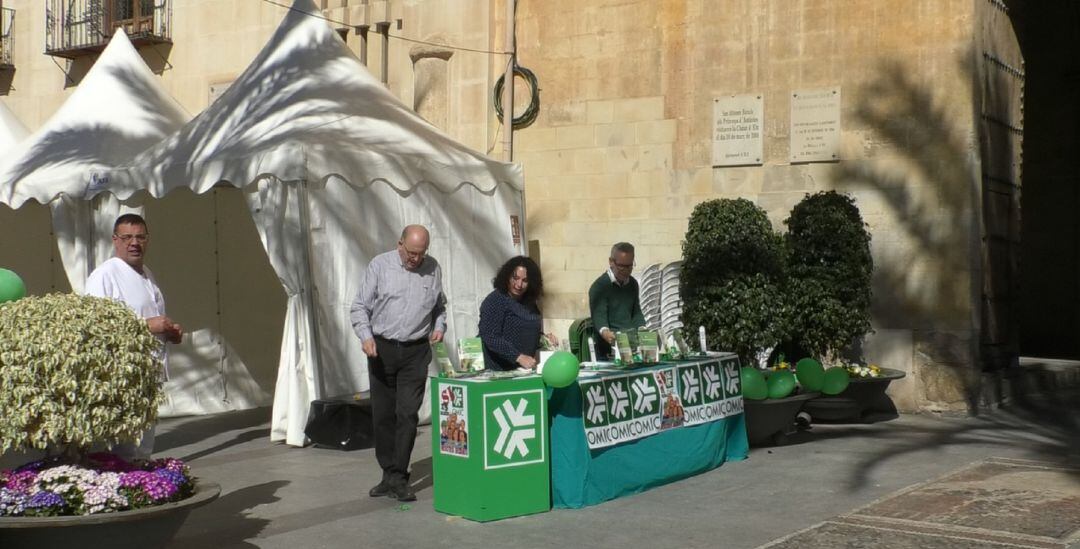 Mesa informativa hoy en la Plaza de Baix