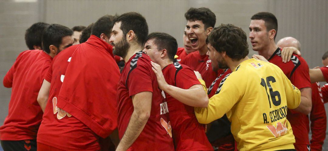 El BM Alcobendas celebra la victoria ante el BM Torrelavega