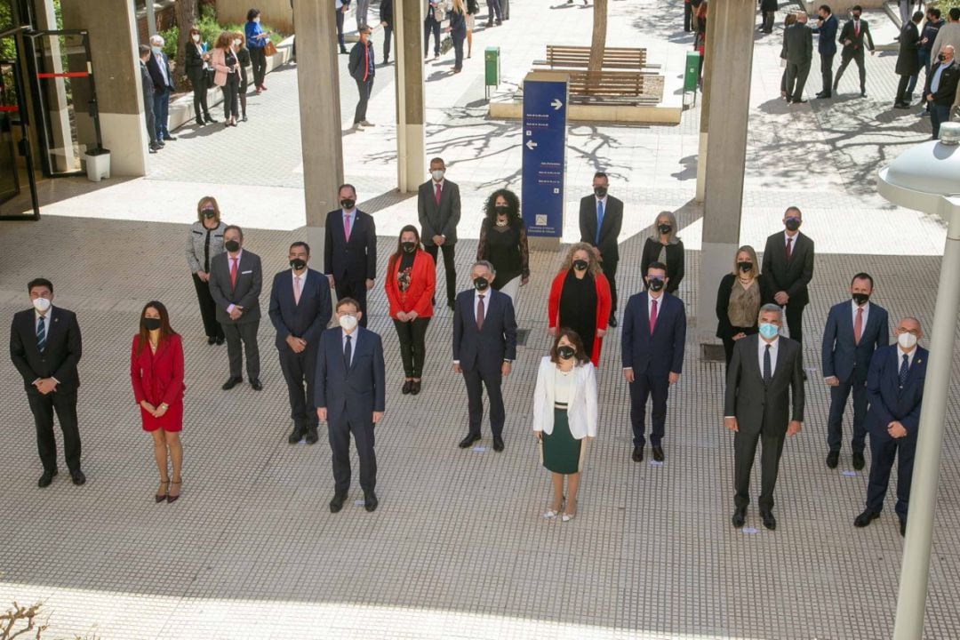 Foto de familia en el Paraninfo tras la toma de posesión de Amparo Navarro (c) como nueva rectora de la Universidad de Alicante.