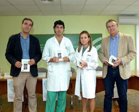 José María Dueñas (en el centro), coordinador de trasplantes, durante un acto promocional de la donación, en el Hospital Reina Sofía