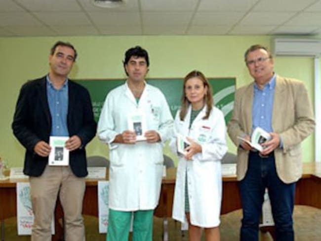 José María Dueñas (en el centro), coordinador de trasplantes, durante un acto promocional de la donación, en el Hospital Reina Sofía