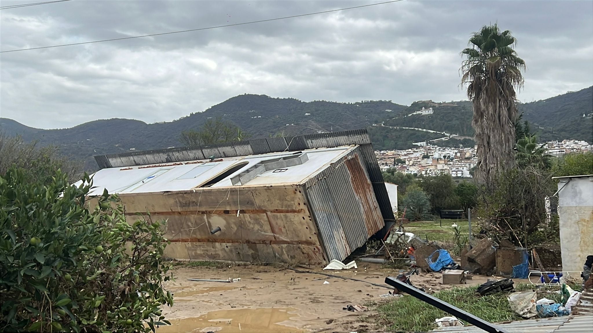 Vivienda prefabricada en Cártama volcada por la tromba de agua (Ayuntamiento de Cártama)