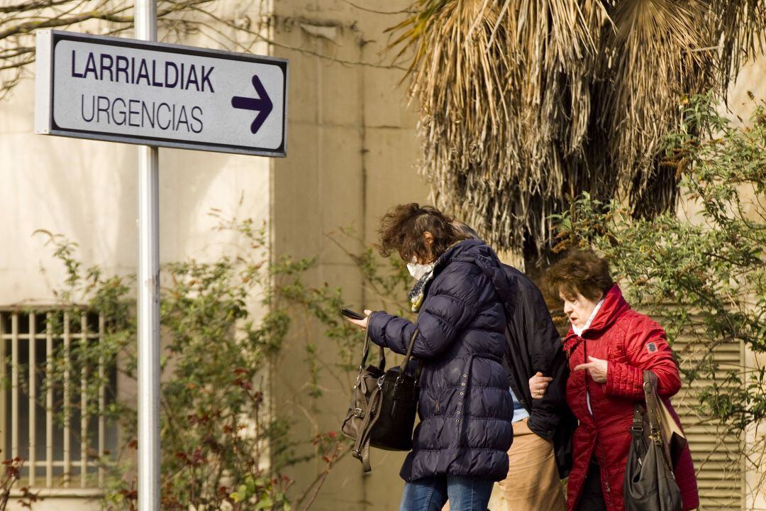 Dos mujeres salen de las urgencias de un hospital. 