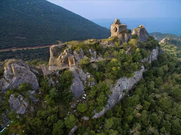 El castillo descansa sobre un cerro y ofrece unas vistas privilegiadas