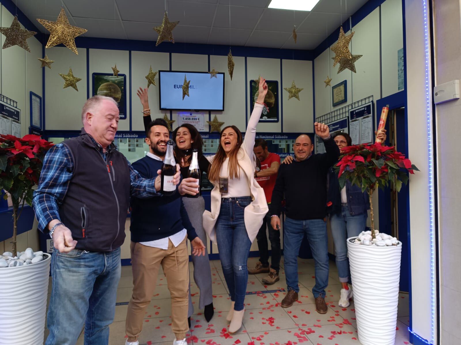 Loteros de la administración número 10 de Gandia celebrando este primer premio.