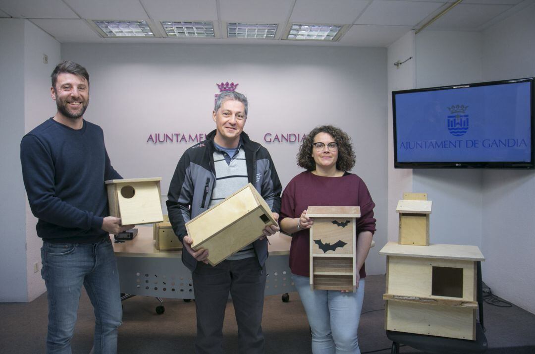 Dani Muñoz, José L. Martínez y Alícia Izquierdo presentan los tres modelos de cajas nido que diseñarán los alumnos del IES Tirant lo Blanc de Gandia