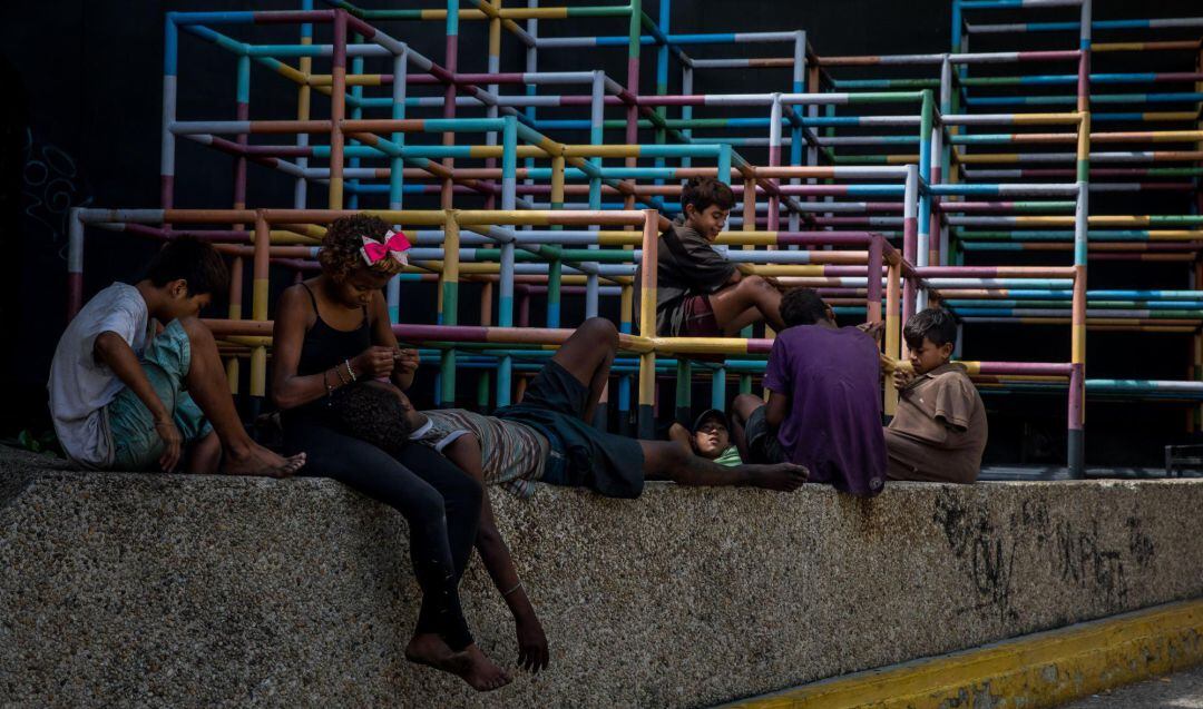 Un grupo de niños juega en una calle el pasado 25 de noviembre de 2018, en el sector de Chacao, en Caracas (Venezuela).