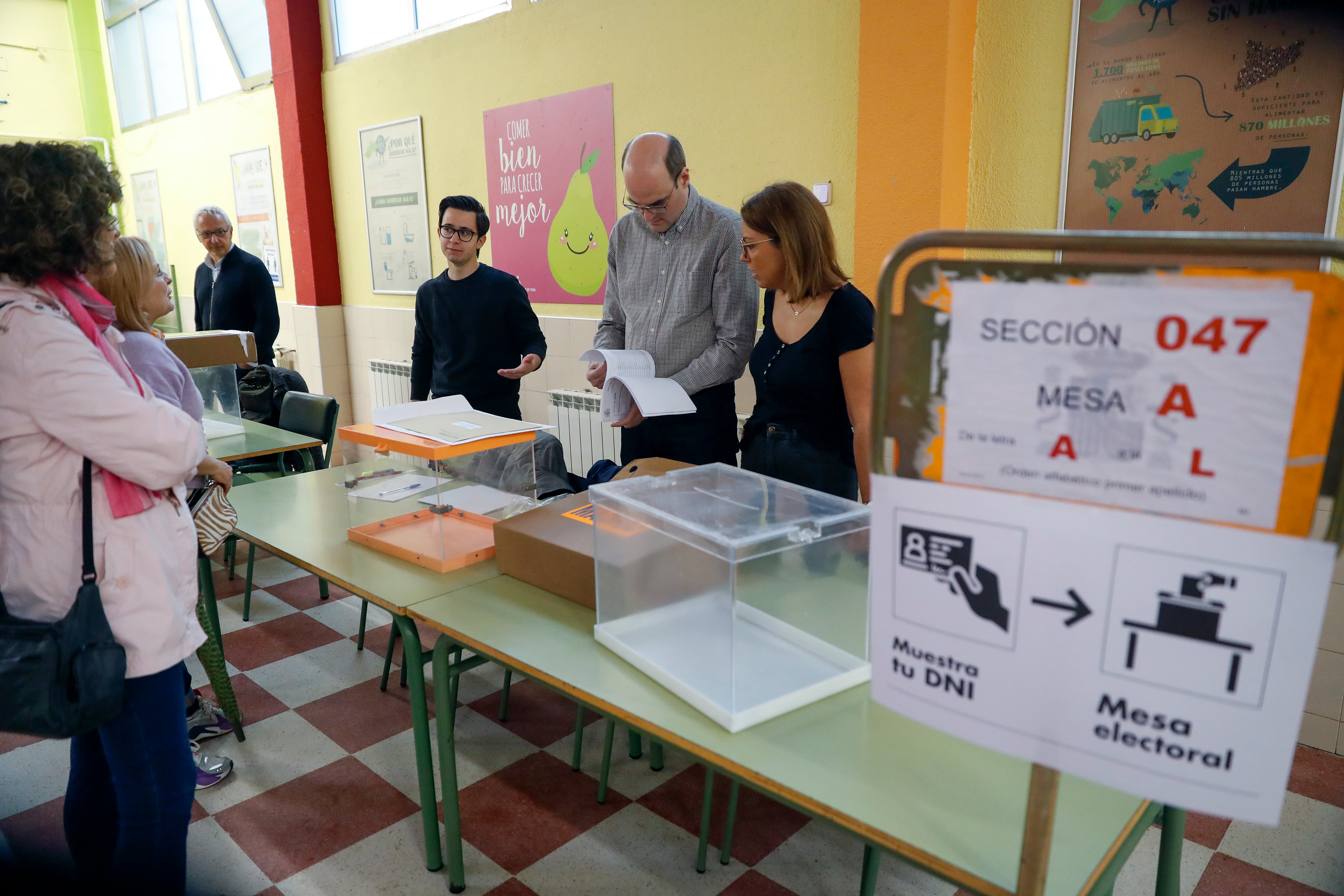 Los componentes de una mesa se preparan para la apertura de un colegio electoral para estos comicios de este 28M