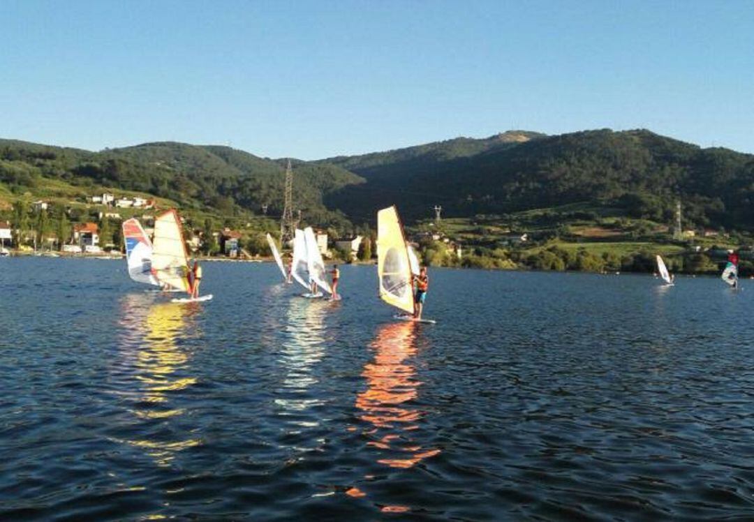 Pese a la pandemia, el Club Náutico Castrelo de Miño, registra un buen número de alumnos en sus escuelas de Vela, Surf, Remo y Piragüismo.