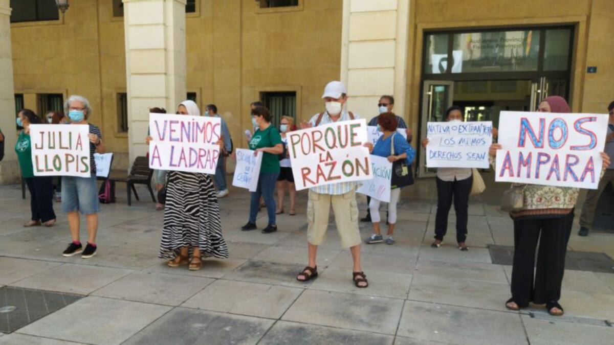 El colectivo Marea Roja retoma sus protestas en el Ayuntamiento de Alicante: "Julia Llopis, venimos a ladrar"