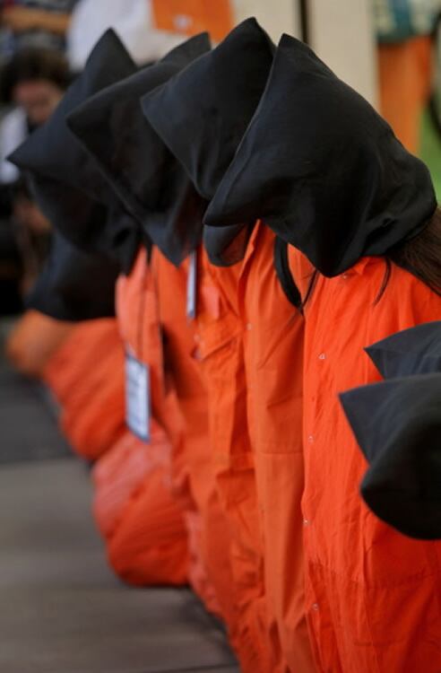 Activistas protestan por las torturas en Guantánamo durante la convención demócrata