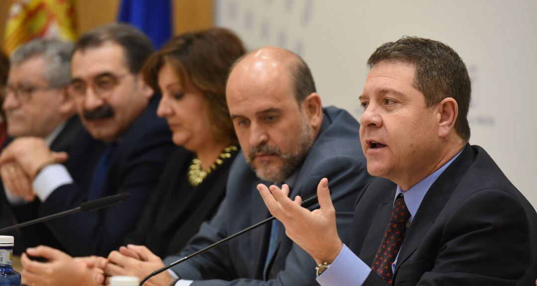 El presidente de Castilla-La Mancha, Emiliano García-Page junto a miembros de su Gobierno