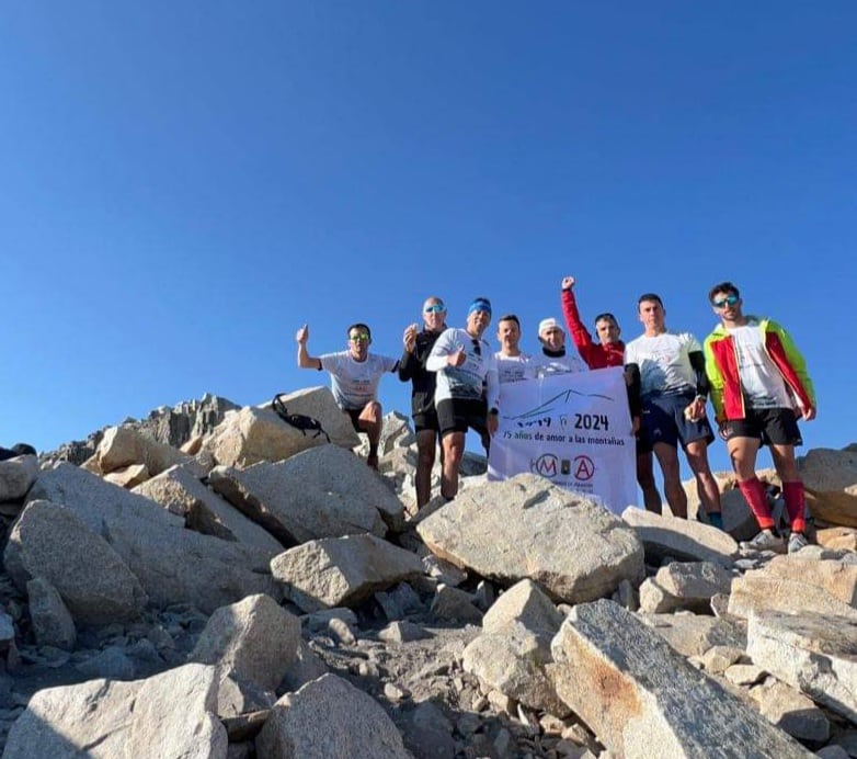 Los ocho montañeros en la cumbre del Aneto