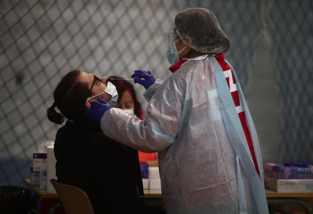 Un sanitario realiza test de antígenos de detección del covid, en la Zona Básica de Salud de Felipe II, en Móstoles, Madrid (España) el pasado 23 de diciembre.