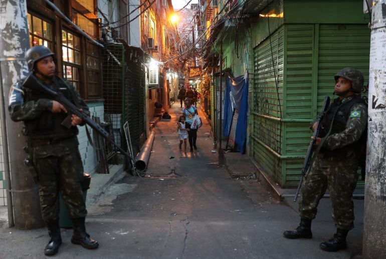 Policías que realizan un operativo en la favela de Rocinha en Río de Janeiro (Brasil)