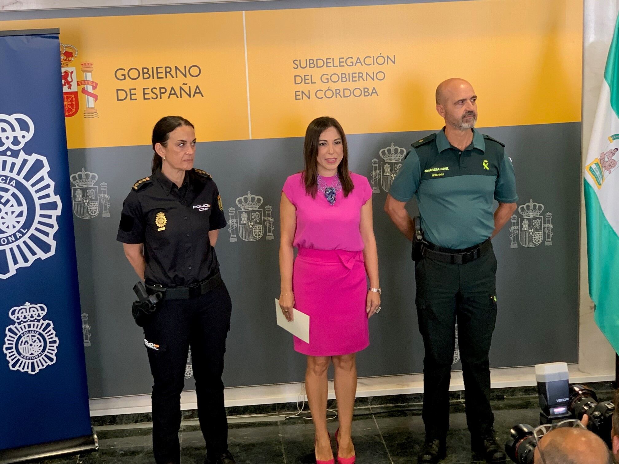 La comisaria principal María Dolores López, la subdelegada del Gobierno en funciones, Herminia López y el comandante Luis Arroyo; en la rueda de prensa para dar a conocer la Operación Moma